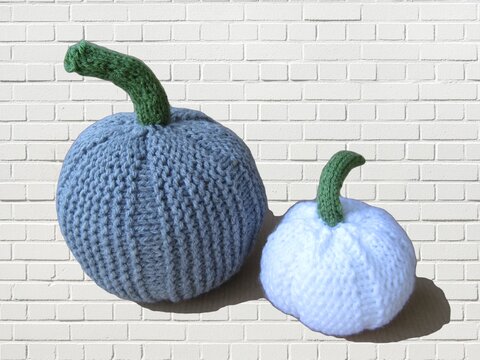Strickanleitung Kürbis Set in zwei Größen - 14 und 6 cm