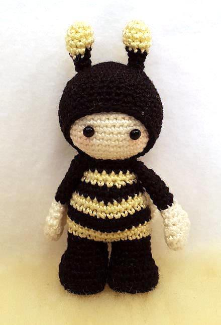Gehäkelte Amigurumi-Puppe in schwarz-gelb gestreiftem Bienenkostüm mit Antennen