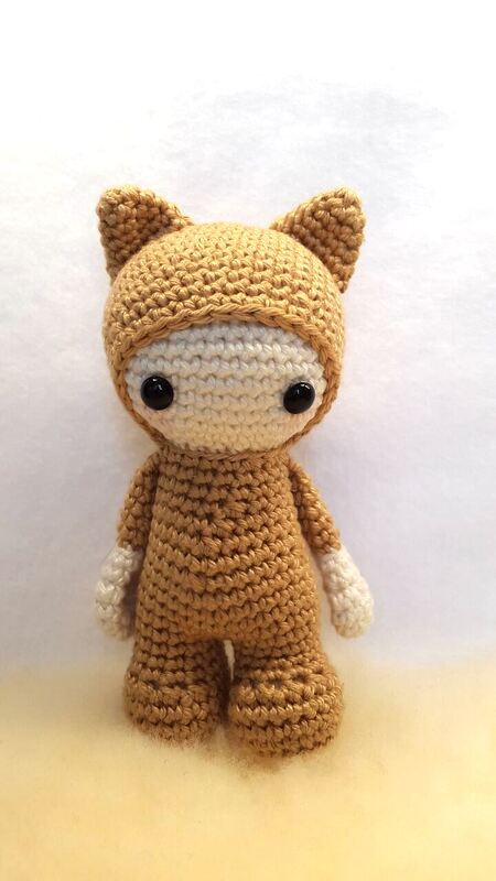 Gehäkelte Amigurumi-Puppe in Braun und Beige mit Kapuze und Katzenohren