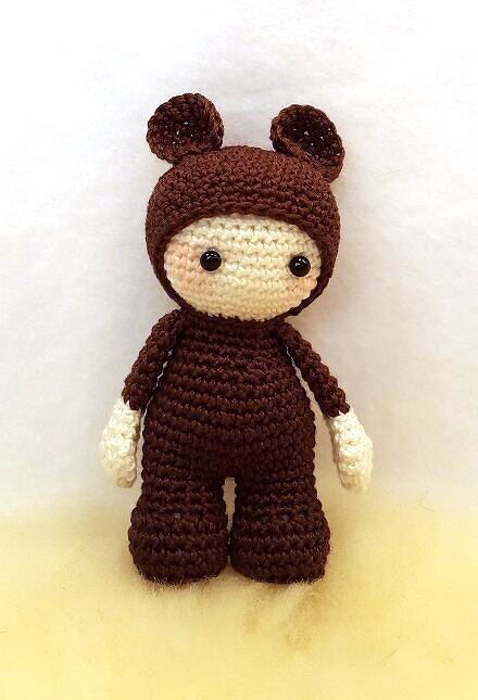 Gehäkelte Amigurumi-Puppe in braunem Bärenkostüm mit hellem Gesicht