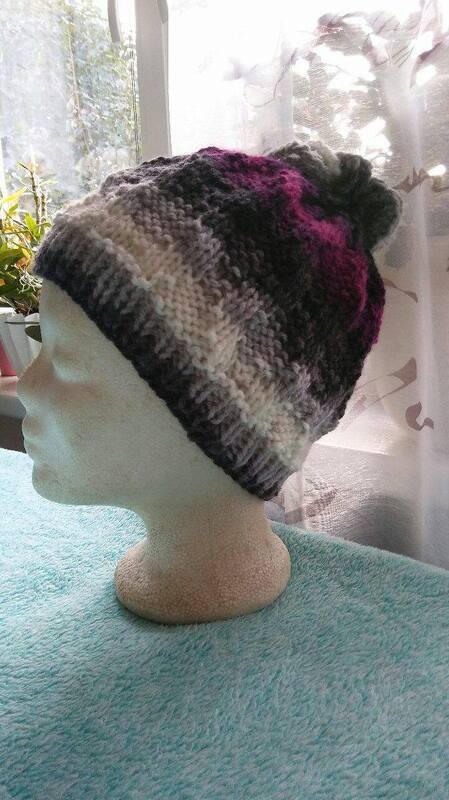 Mehrfarbige gestrickte Damenmütze auf Schaufensterkopf in Grau, Creme und Magenta