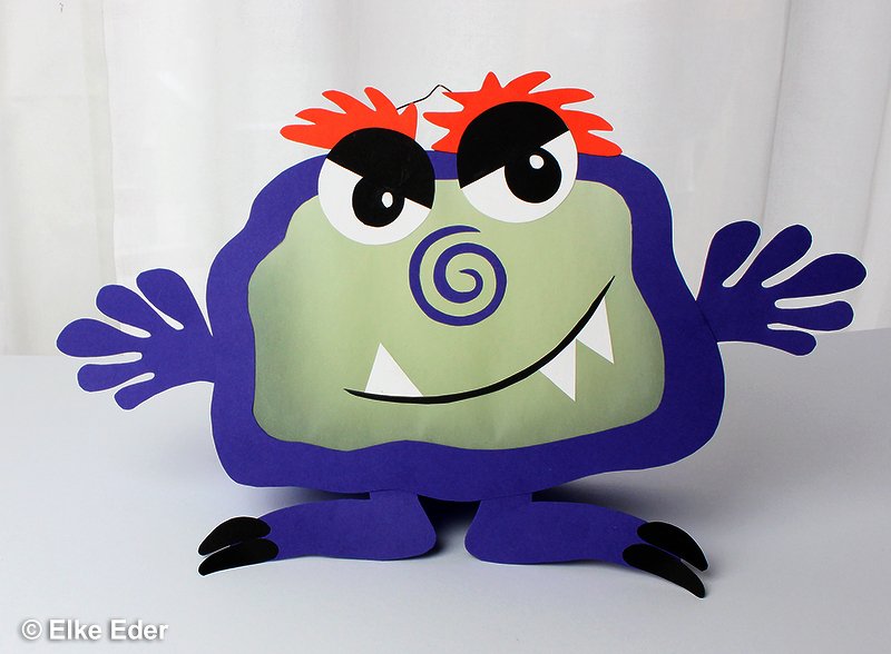 Lila Papiermonster-Laterne mit grüner Front, roten Haaren und ausgestreckten Armen