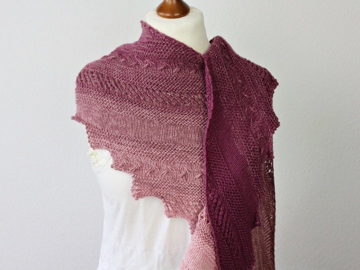 Strickanleitung Tuch einfach – luftiges Drachenschwanz-Tuch für Anfänger