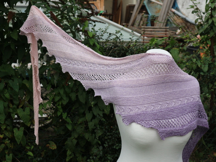 Strickanleitung Tuch einfach – luftiges Drachenschwanz-Tuch für Anfänger