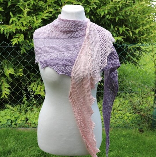 Strickanleitung Tuch einfach – luftiges Drachenschwanz-Tuch für Anfänger