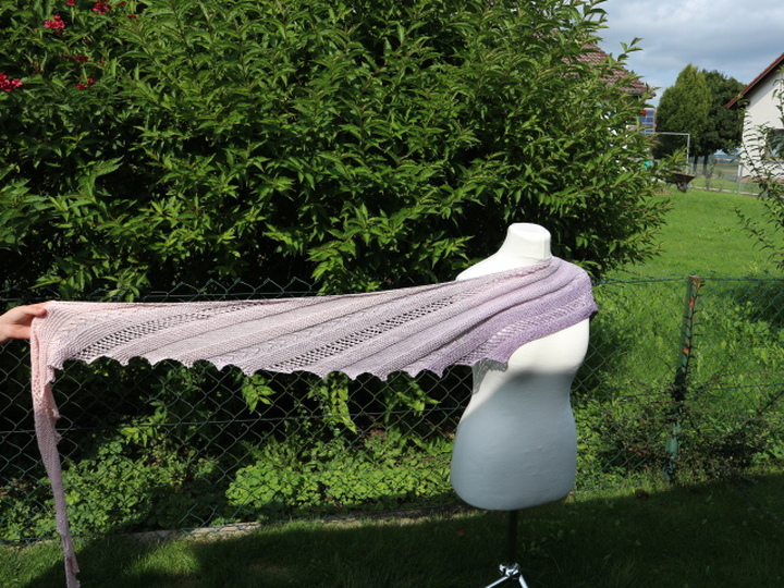 Strickanleitung Tuch einfach – luftiges Drachenschwanz-Tuch für Anfänger