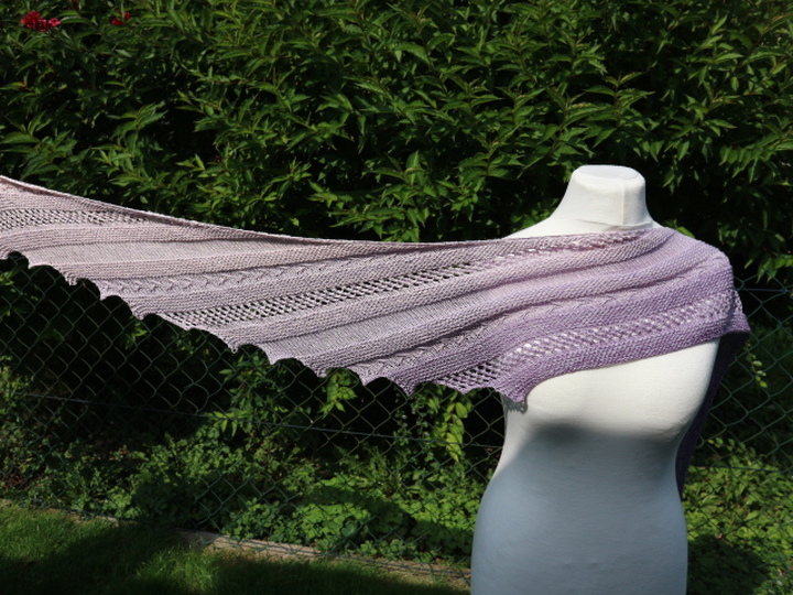 Strickanleitung Tuch einfach – luftiges Drachenschwanz-Tuch für Anfänger