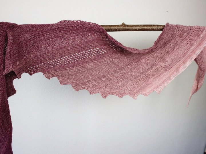 Strickanleitung Tuch einfach – luftiges Drachenschwanz-Tuch für Anfänger