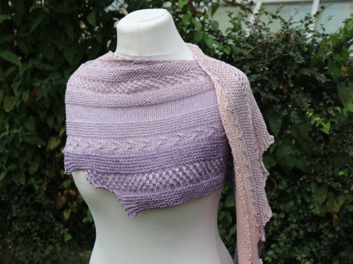 Strickanleitung Tuch einfach – luftiges Drachenschwanz-Tuch für Anfänger