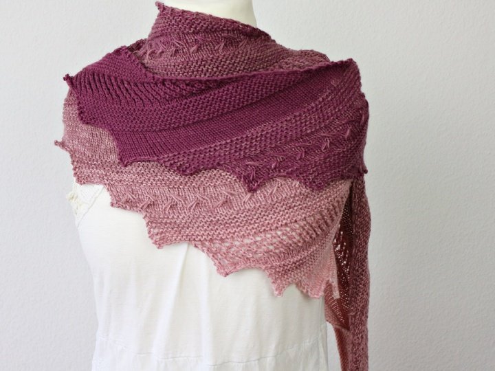 Strickanleitung Tuch einfach – luftiges Drachenschwanz-Tuch für Anfänger