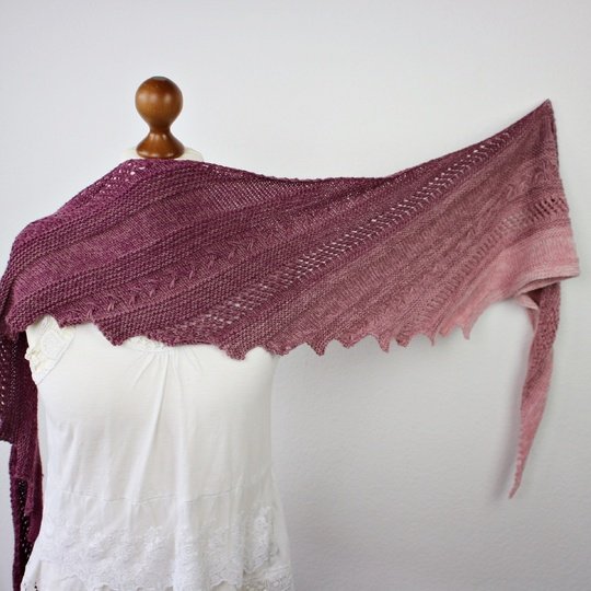 Strickanleitung Tuch einfach – luftiges Drachenschwanz-Tuch für Anfänger