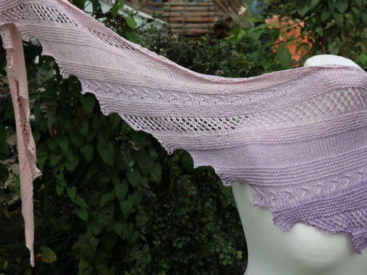 Strickanleitung Tuch einfach – luftiges Drachenschwanz-Tuch für Anfänger