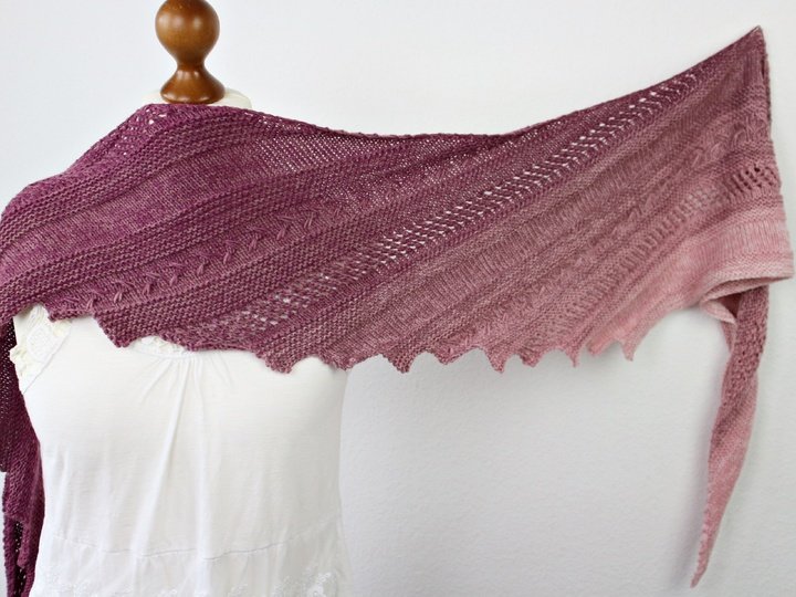 Strickanleitung Tuch einfach – luftiges Drachenschwanz-Tuch für Anfänger