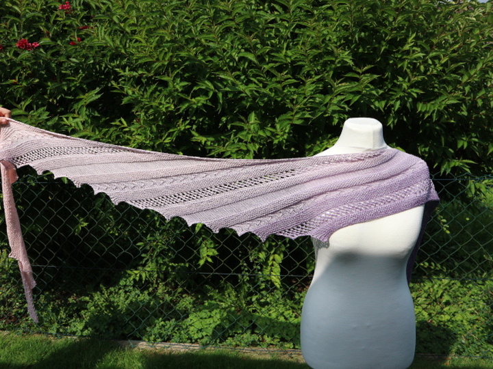 Strickanleitung Tuch einfach – luftiges Drachenschwanz-Tuch für Anfänger