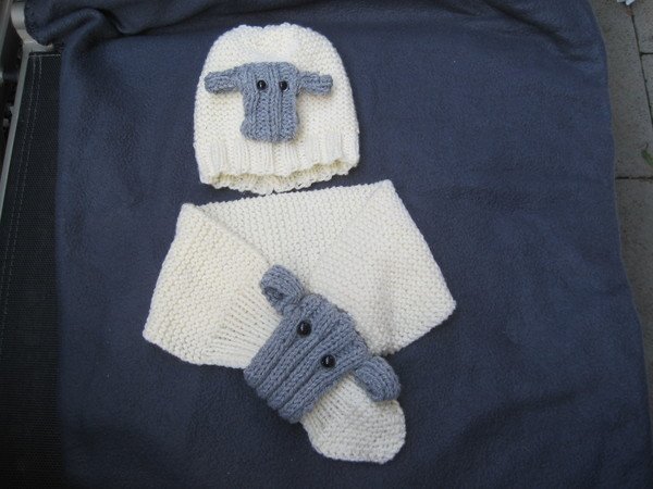 Strickanleitung Schafschal und Schaf-Mütze für Babys und Kinder bis zu 2 Jahren