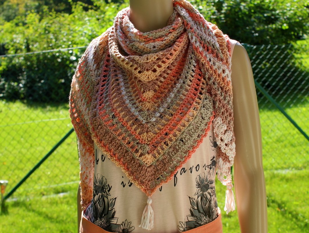 Mehrfarbiges gehäkeltes Dreieckstuch mit Lochmuster und Quasten an einer Schaufensterpuppe