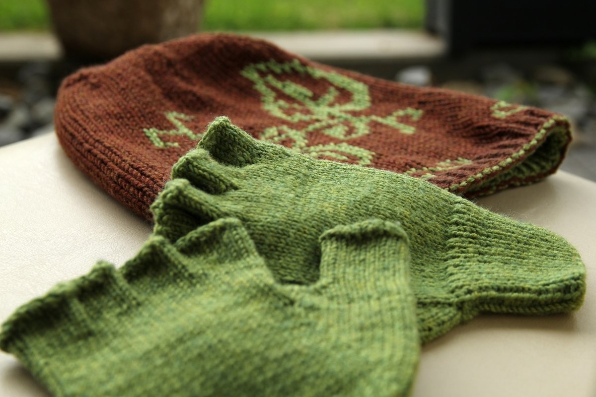 Strickanleitung für Wendemütze mit Blättermotiv und Marktfrauenhandschuhe für Erwachsene– Kopfumfang ca. 55cm