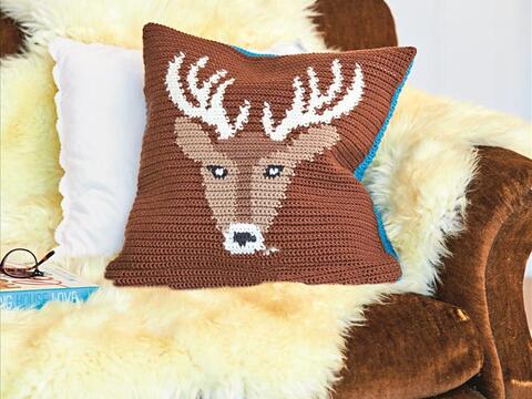 Gehäkeltes Kissen mit Hirsch-Motiv aus Merinowolle