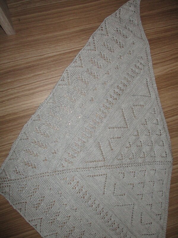 Gestricktes dreieckiges Kindertuch in hellem Naturton mit Loch- und Zickzackmuster
