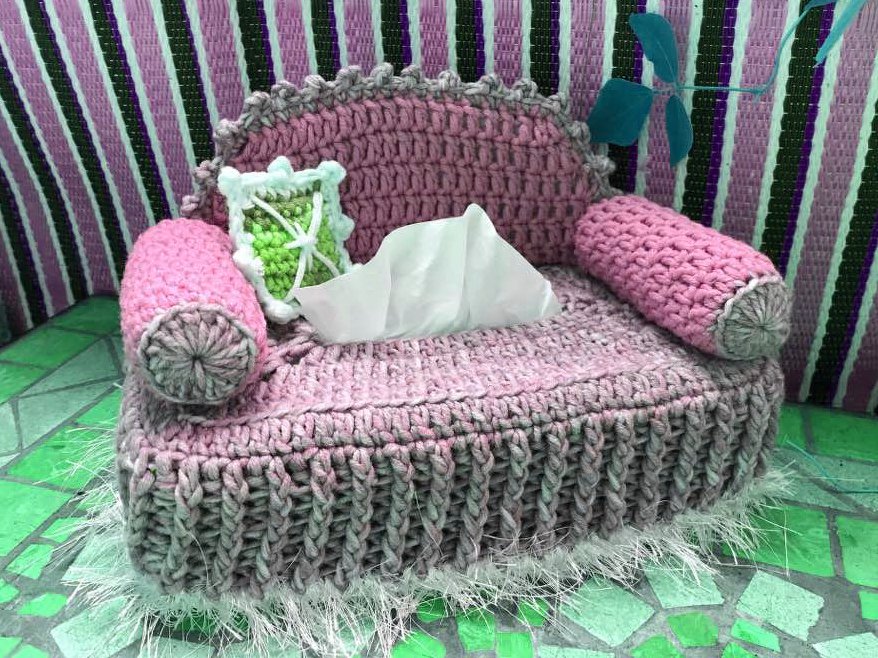 Gehäkelte Taschentuchbox-Abdeckung in Mini-Sofa-Form mit rosa Armlehnen und grünem Zierkissen