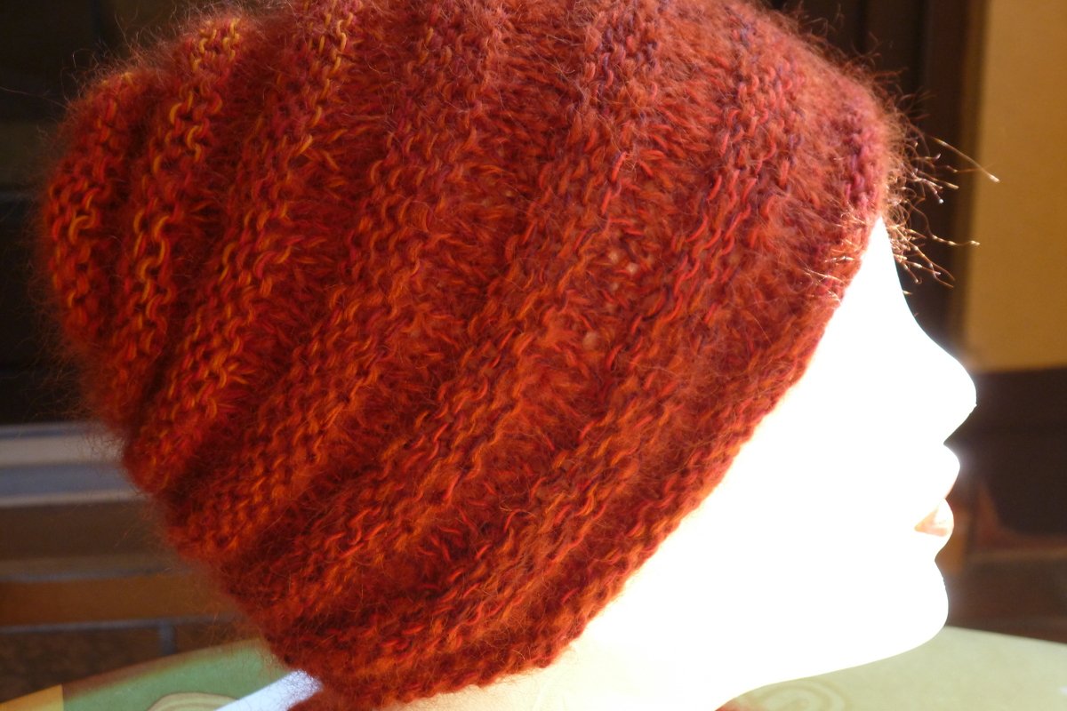 Gestrickte Mütze mit Wellenmuster