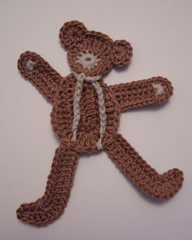 flache gehäkelte Bären-Applikation braun mit weißen Details