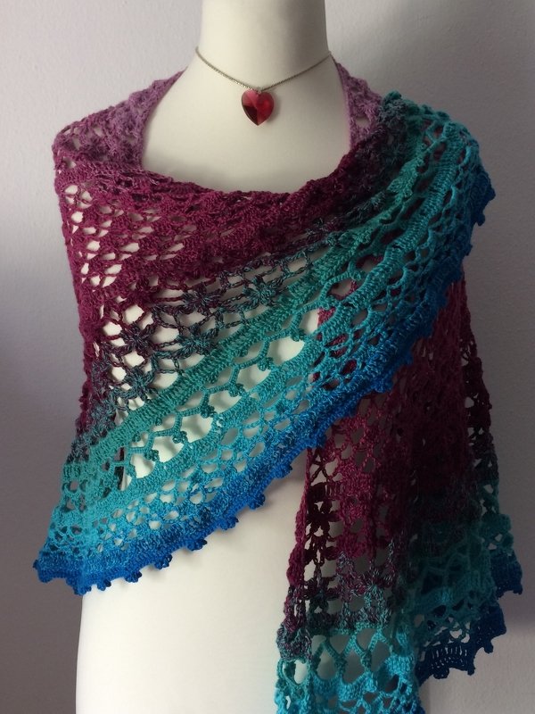 GAIA - das Dreieckstuch mit Blütenmuster