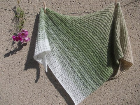 Dreiecktuch "Tautropfen" aus Farbverlaufsgarn mit Mohair