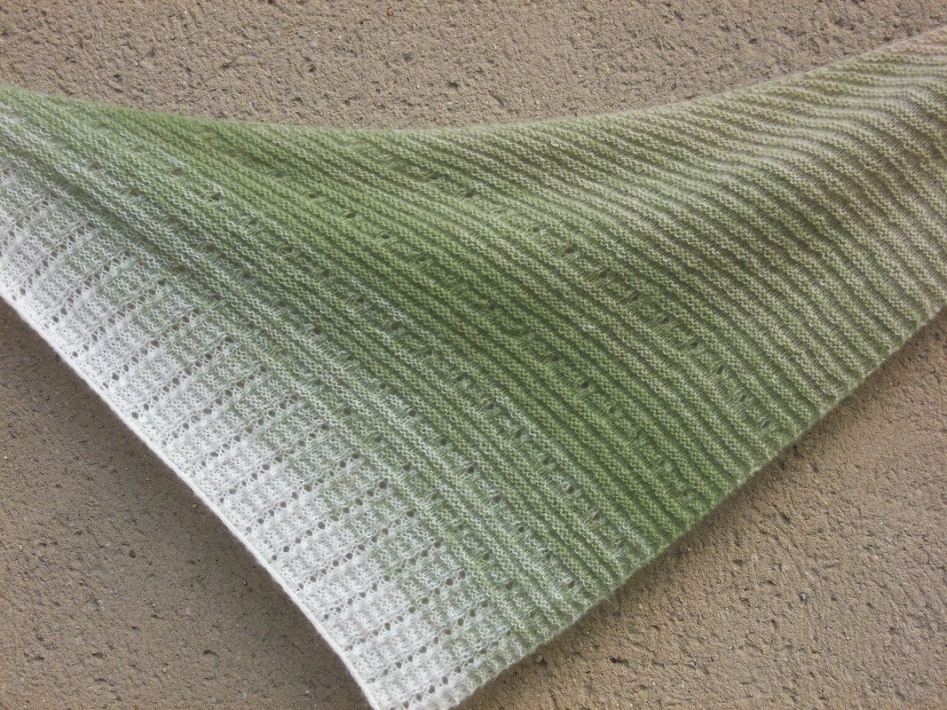 Ombré-Dreieckstuch in Grün und Weiß mit feiner, leicht flauschiger Textur