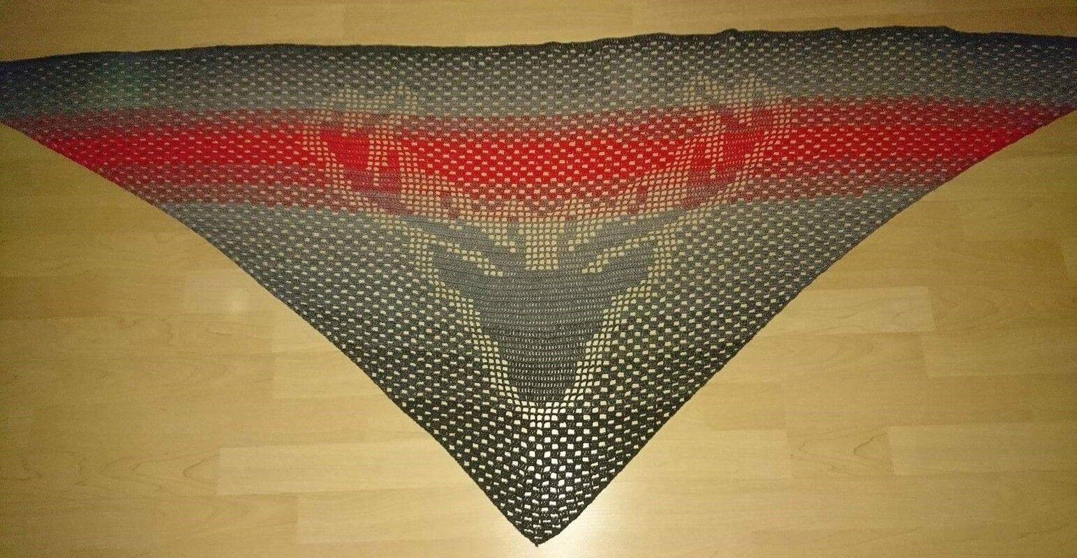 Gehäkeltes Filet‑Dreieckstuch mit Hirschsilhouette und Grau‑Rot‑Verlauf