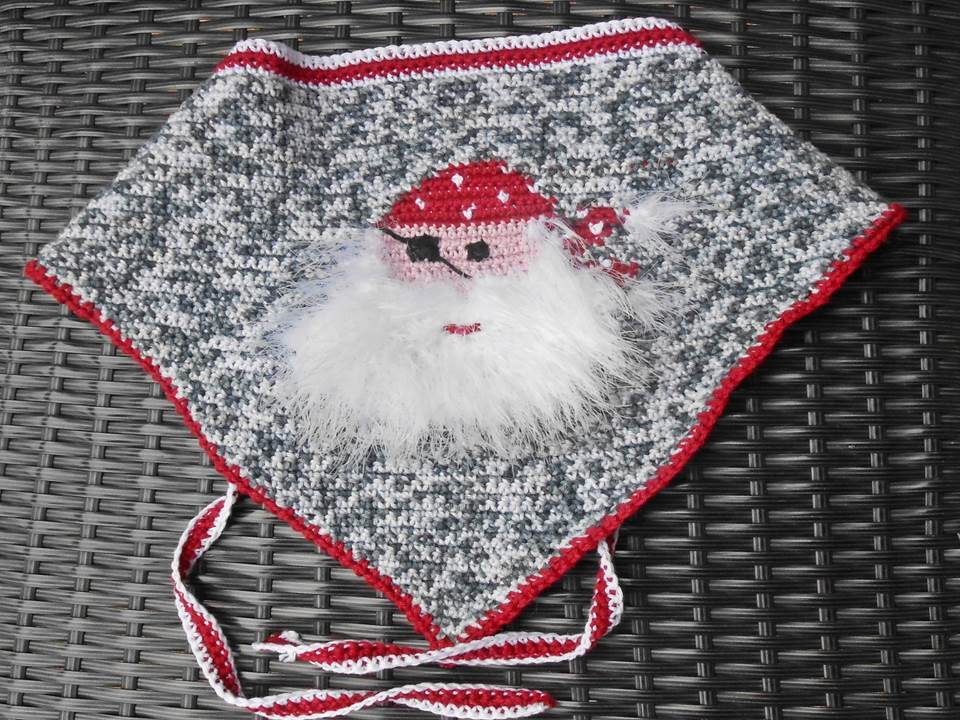Festliches gehäkeltes Dreieckstuch für Kinder, grau-meliert mit rotem Rand und Weihnachtsmann-Applikation mit flauschigem Bart