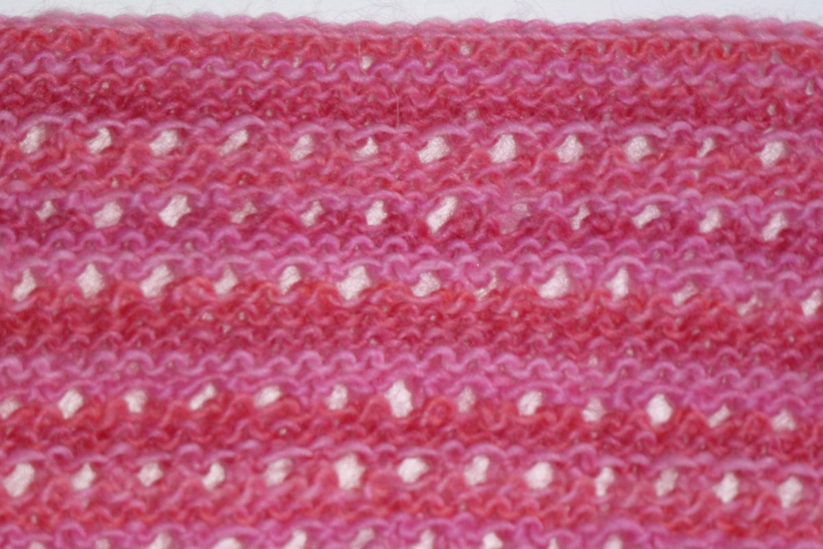 Loop gestrickt mit Lochmuster - Bild 6