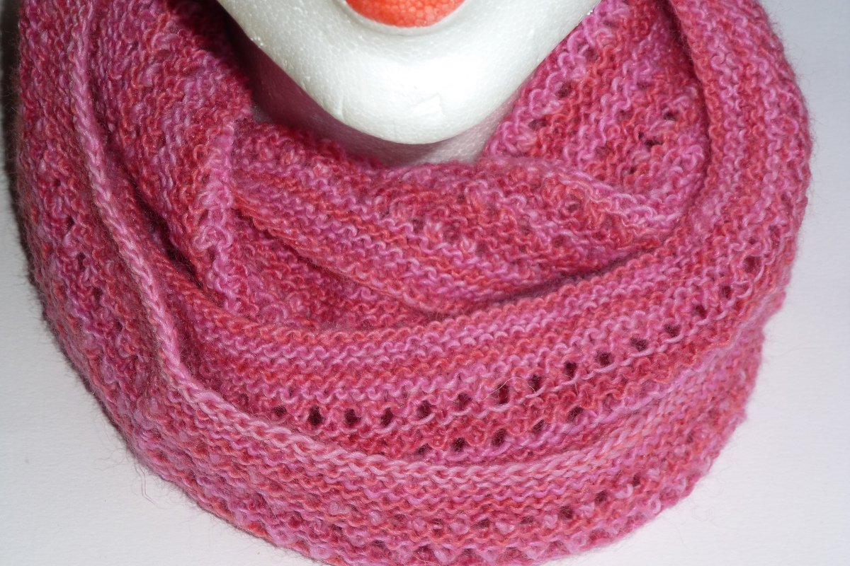 Loop gestrickt mit Lochmuster