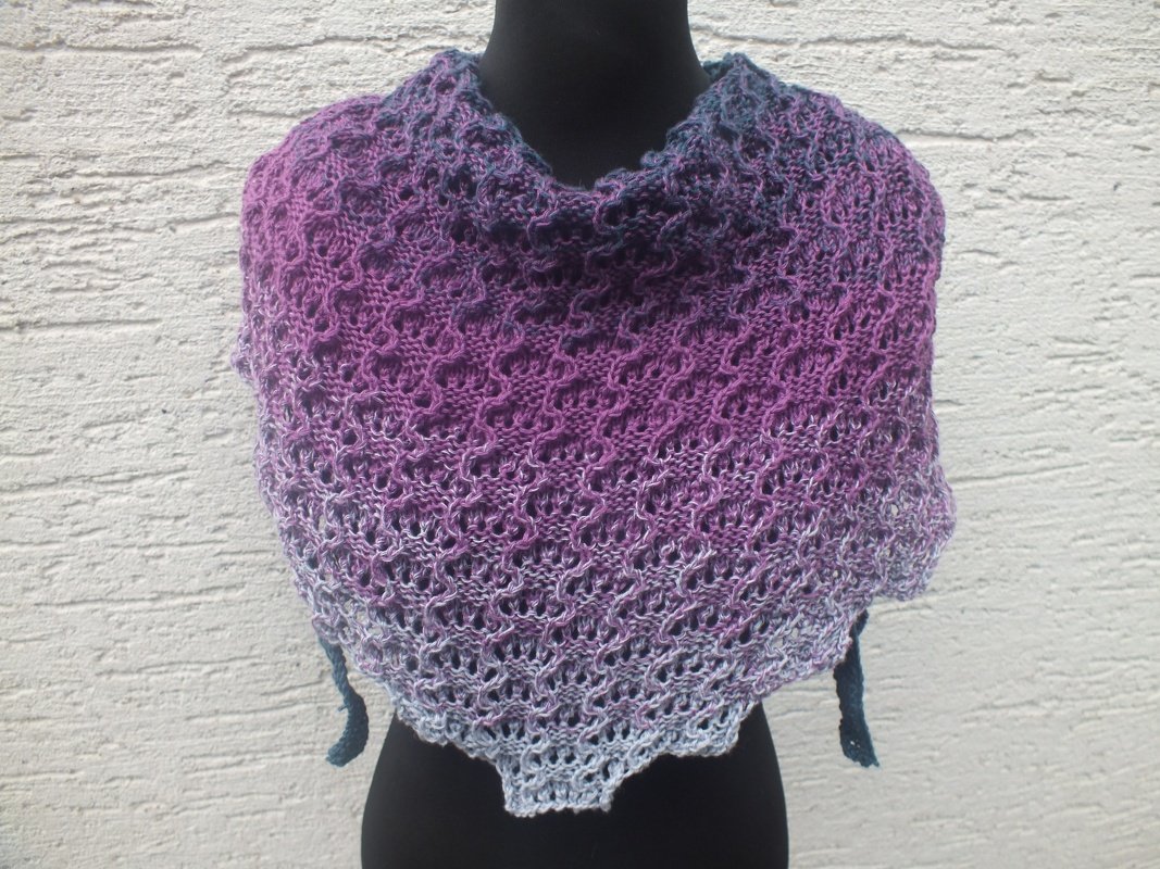 Strickanleitung Dreieckstuch Gnomilaya Reliefmuster