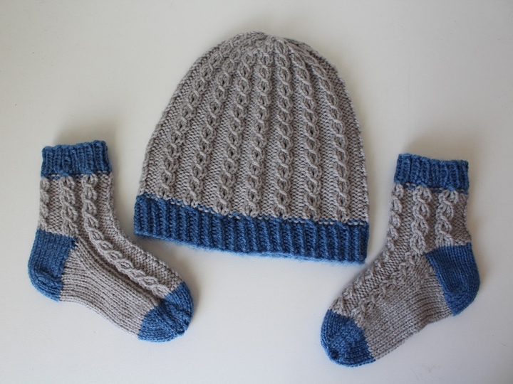 Strickanleitung Baby-Set, Mütze und Socken, kleines Zopfmuster, ca. 3 - 10 Monate