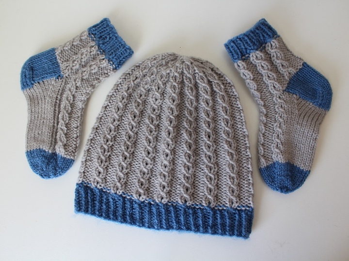 Strickanleitung Baby-Set, Mütze und Socken, kleines Zopfmuster, ca. 3 - 10 Monate