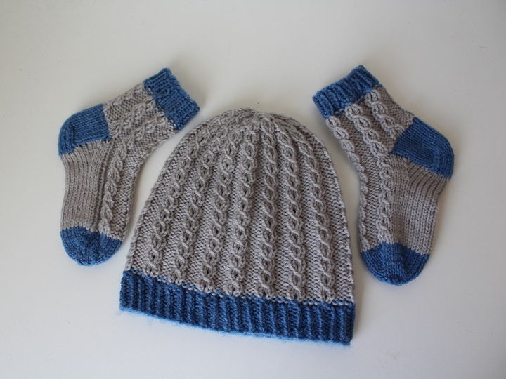 Strickanleitung Baby-Set, Mütze und Socken, kleines Zopfmuster, ca. 3 - 10 Monate