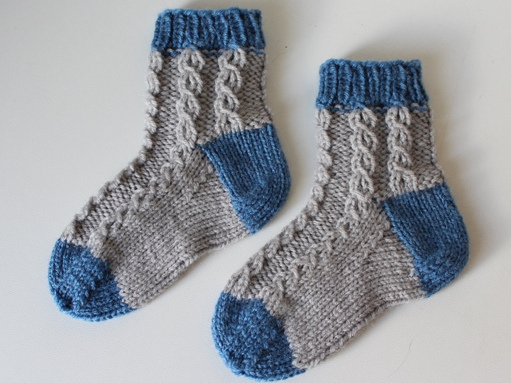 Strickanleitung Baby-Set, Mütze und Socken, kleines Zopfmuster, ca. 3 - 10 Monate