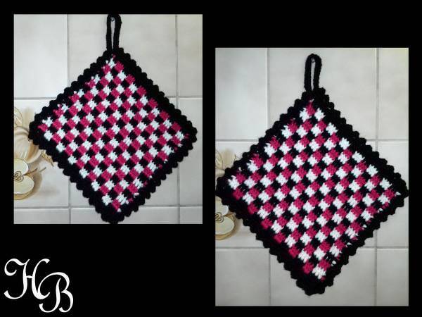Quadratischer gehäkelter Topflappen kariertes Muster schwarz weiß pink mit Aufhängeschlaufe