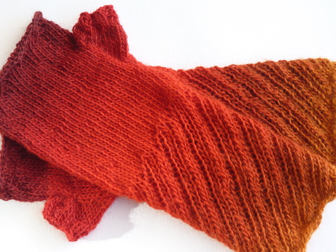 Stulpen oder Pulswärmer gestrickt mit Wirbelmuster