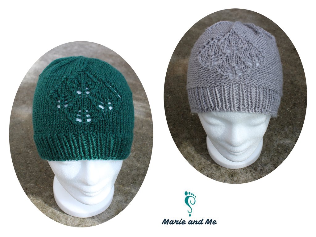 Zwei gestrickte Mützen auf weißen Köpfen, dunkelgrün mit Blattmuster und hellgrau mit Lochmuster