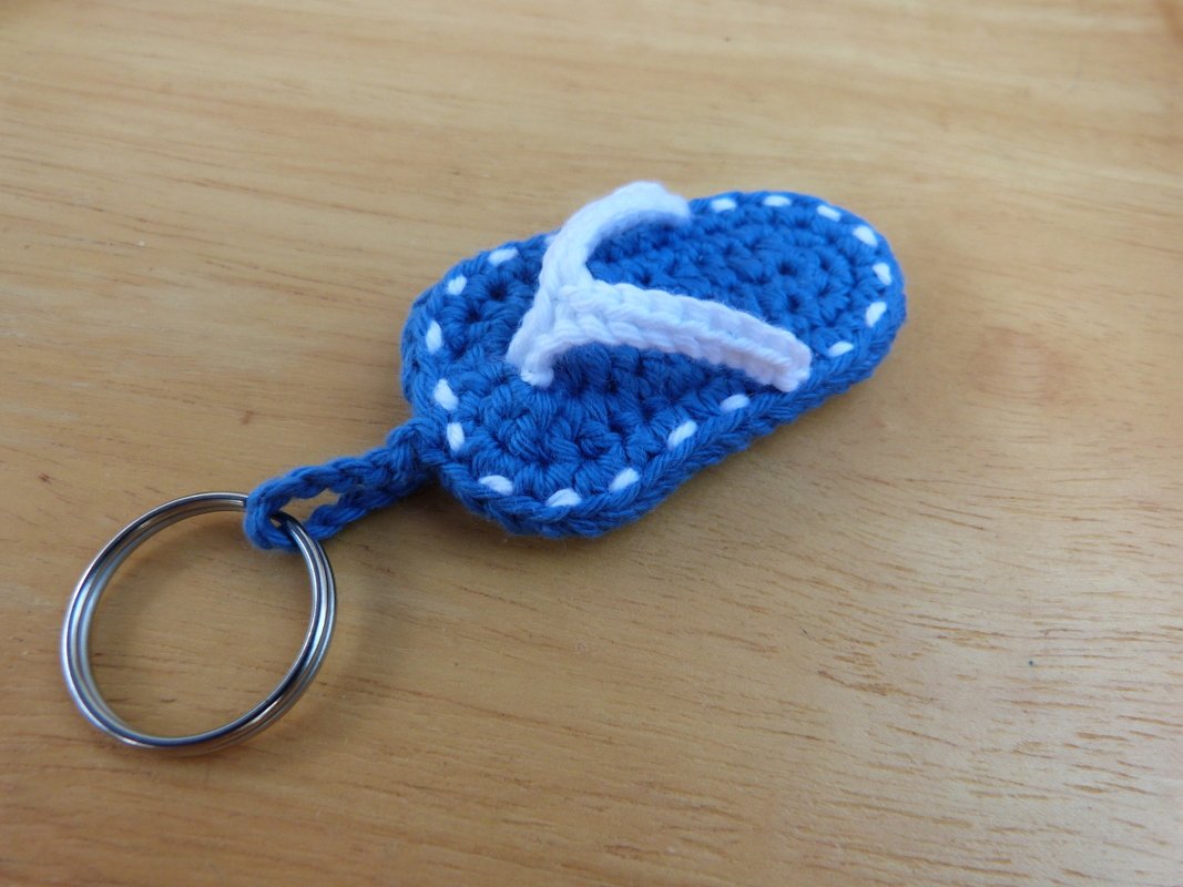 Crochet pattern for a cute key chain "beach sandal"