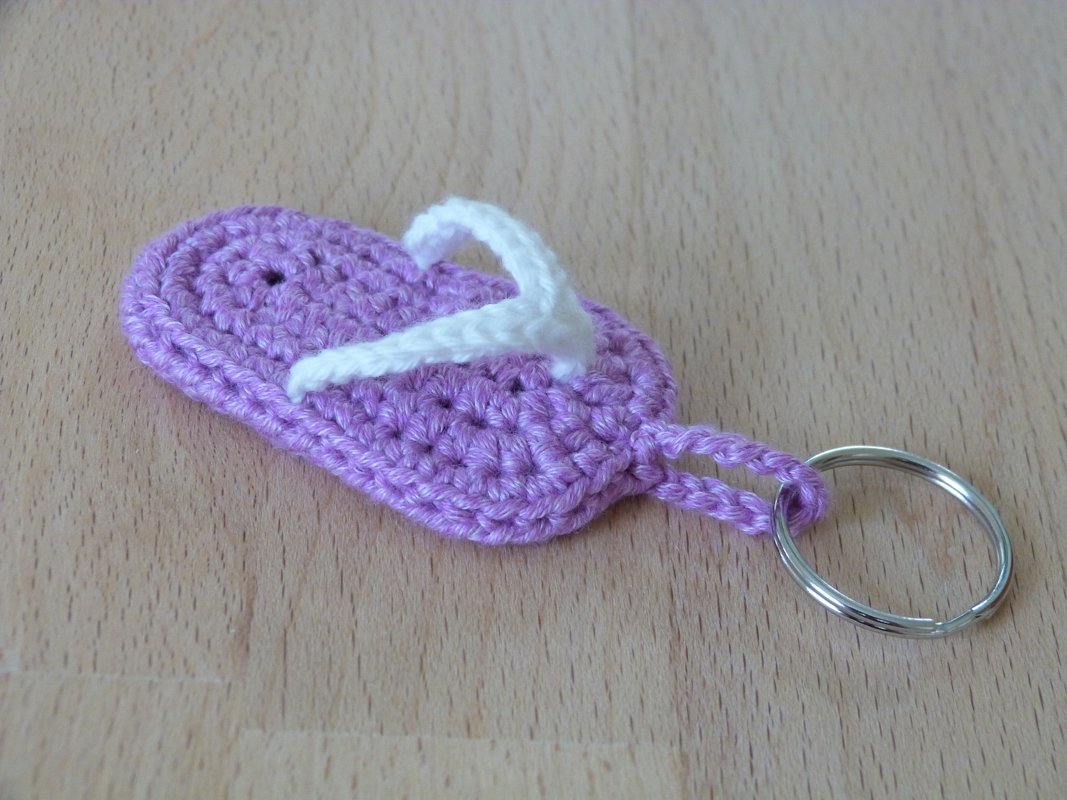 Crochet pattern for a cute key chain "beach sandal" - Image 2