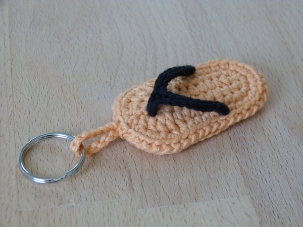 Crochet pattern for a cute key chain "beach sandal"