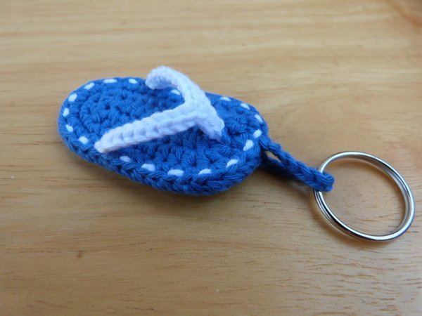 Crochet pattern for a cute key chain "beach sandal"
