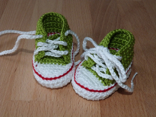 Crochet pattern for lovely doll's trainers