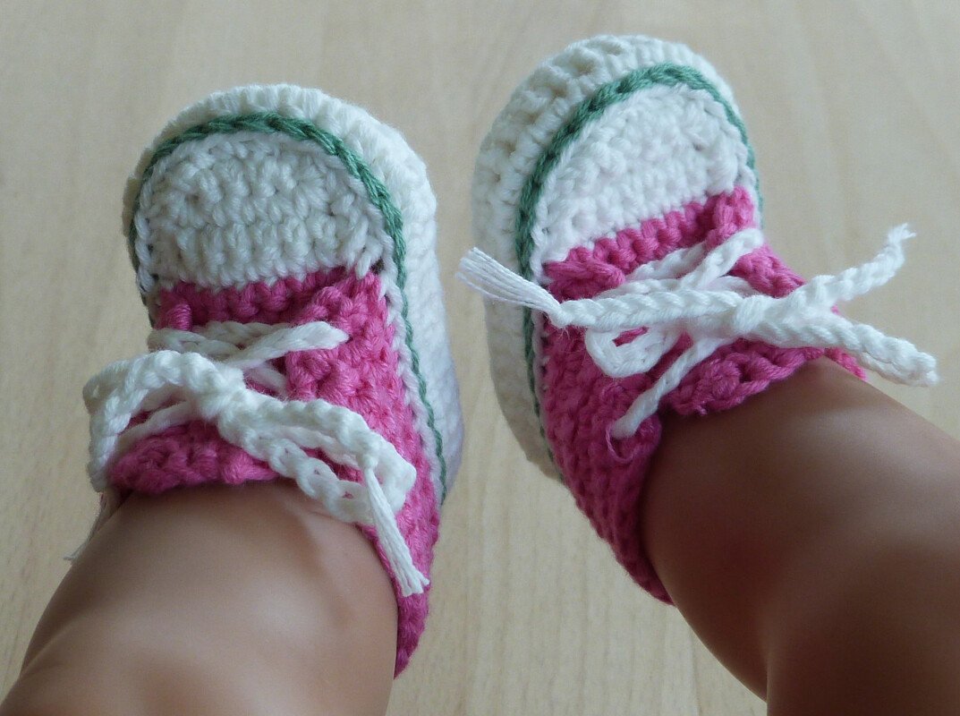 Crochet pattern for lovely doll's trainers - Image 5