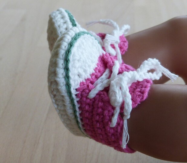Crochet pattern for lovely doll's trainers