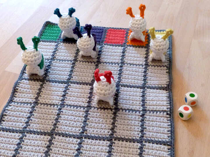 Crochet pattern for a funny family game "Snail race"