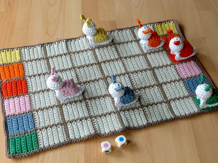 Crochet pattern for a funny family game "Snail race"